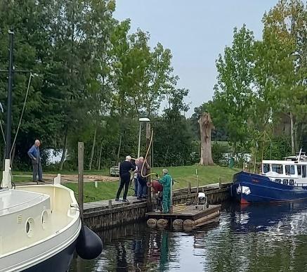 Afbeelding met buitenshuis, boom, hemel, schip  Automatisch gegenereerde beschrijving