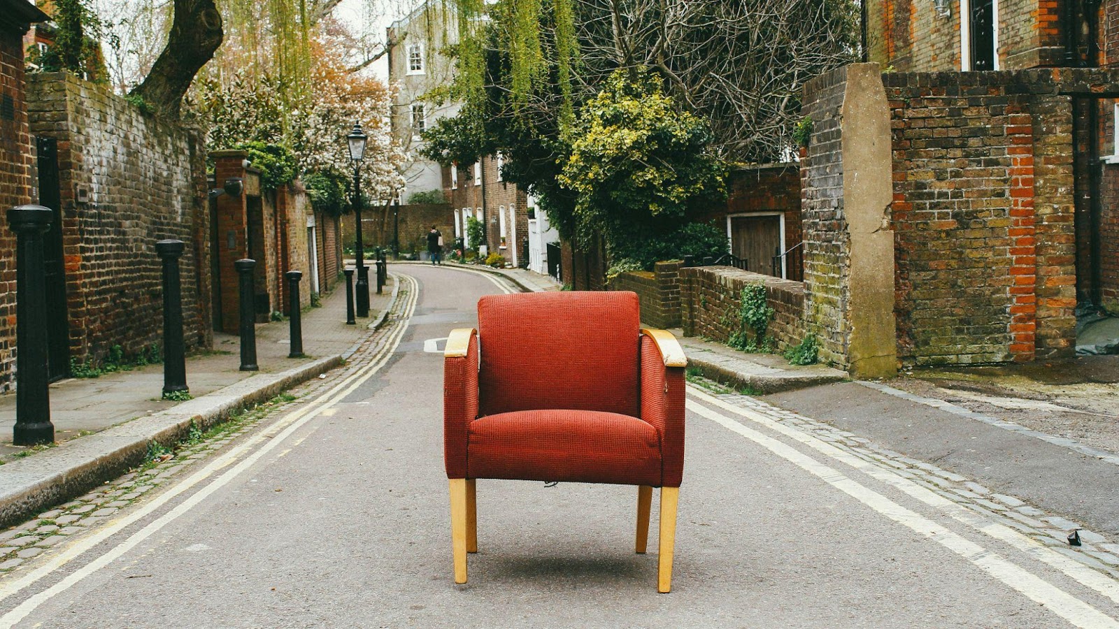 https://unsplash.com/photos/red-and-beige-chair-dtuM342uTmc