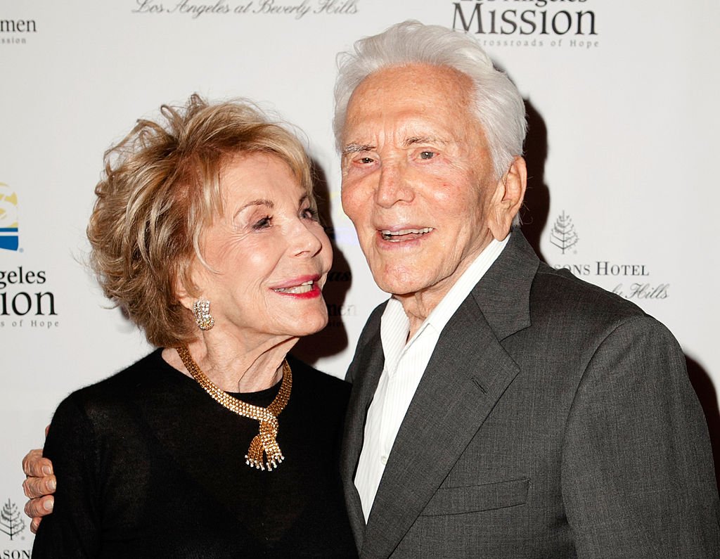 Anne Buyden y Kirk Douglas en Beverley Hills 2012. | Foto: Getty Images