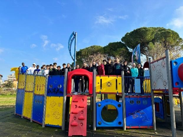 Immagine che contiene aria aperta, cielo, parco giochi, albero

Descrizione generata automaticamente