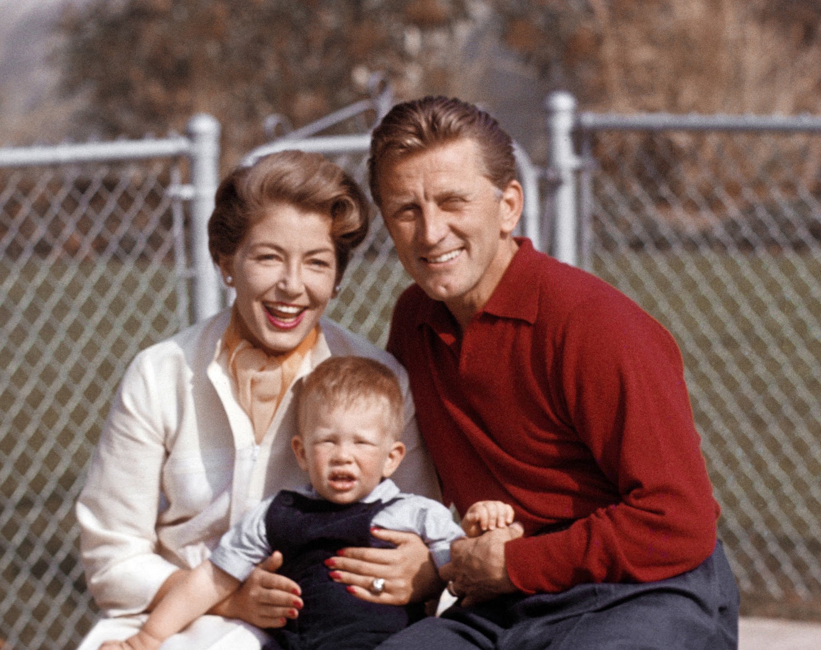 Kirk Douglas, Anne Buydens und ihr Sohn Peter Douglas in Los Angeles 1957. | Quelle: Getty Images