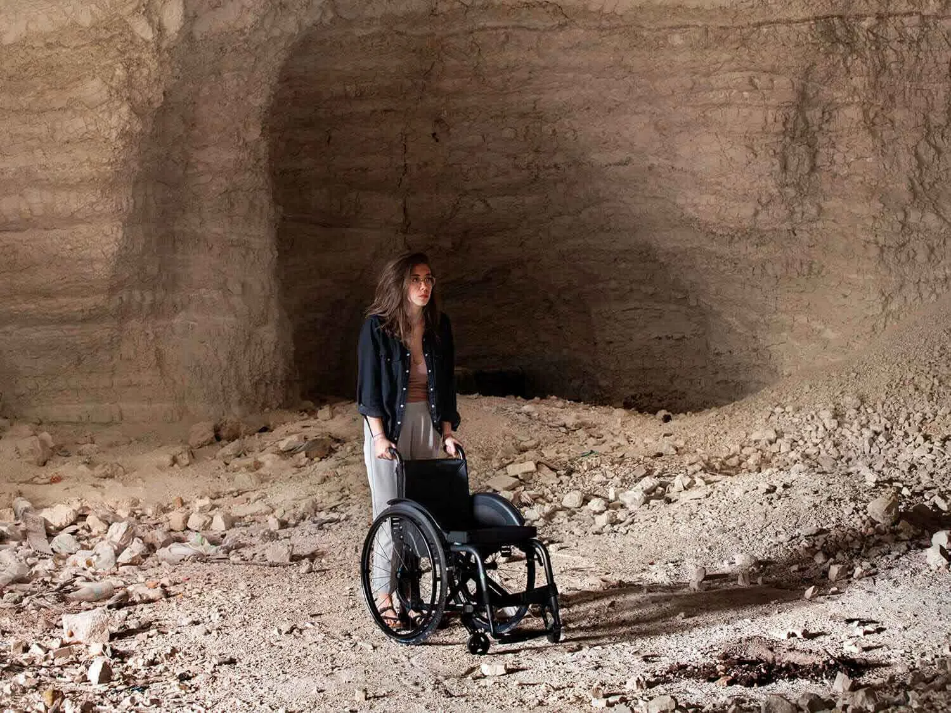 Immagine che contiene terreno, ruota, persona, sedia a rotelle

Descrizione generata automaticamente