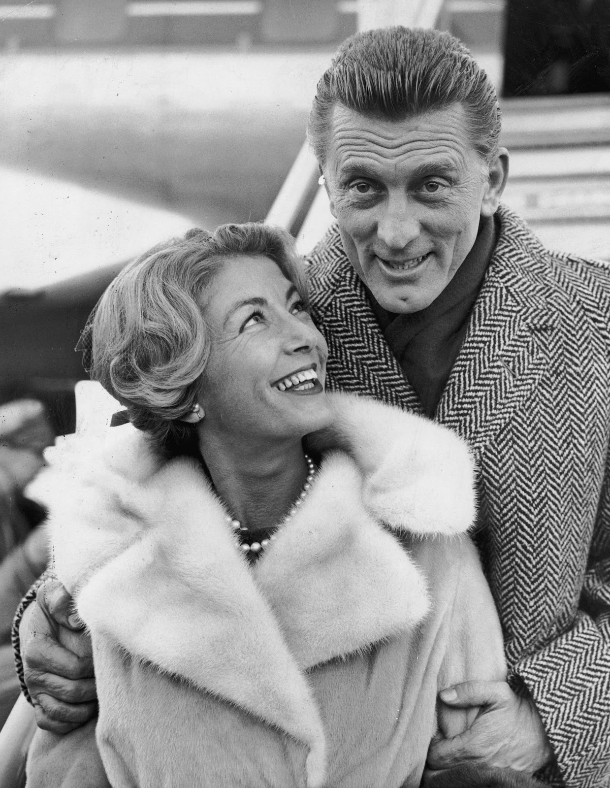 Anne Budyens und Kirk Douglas in London 1960. | Quelle: Getty Images