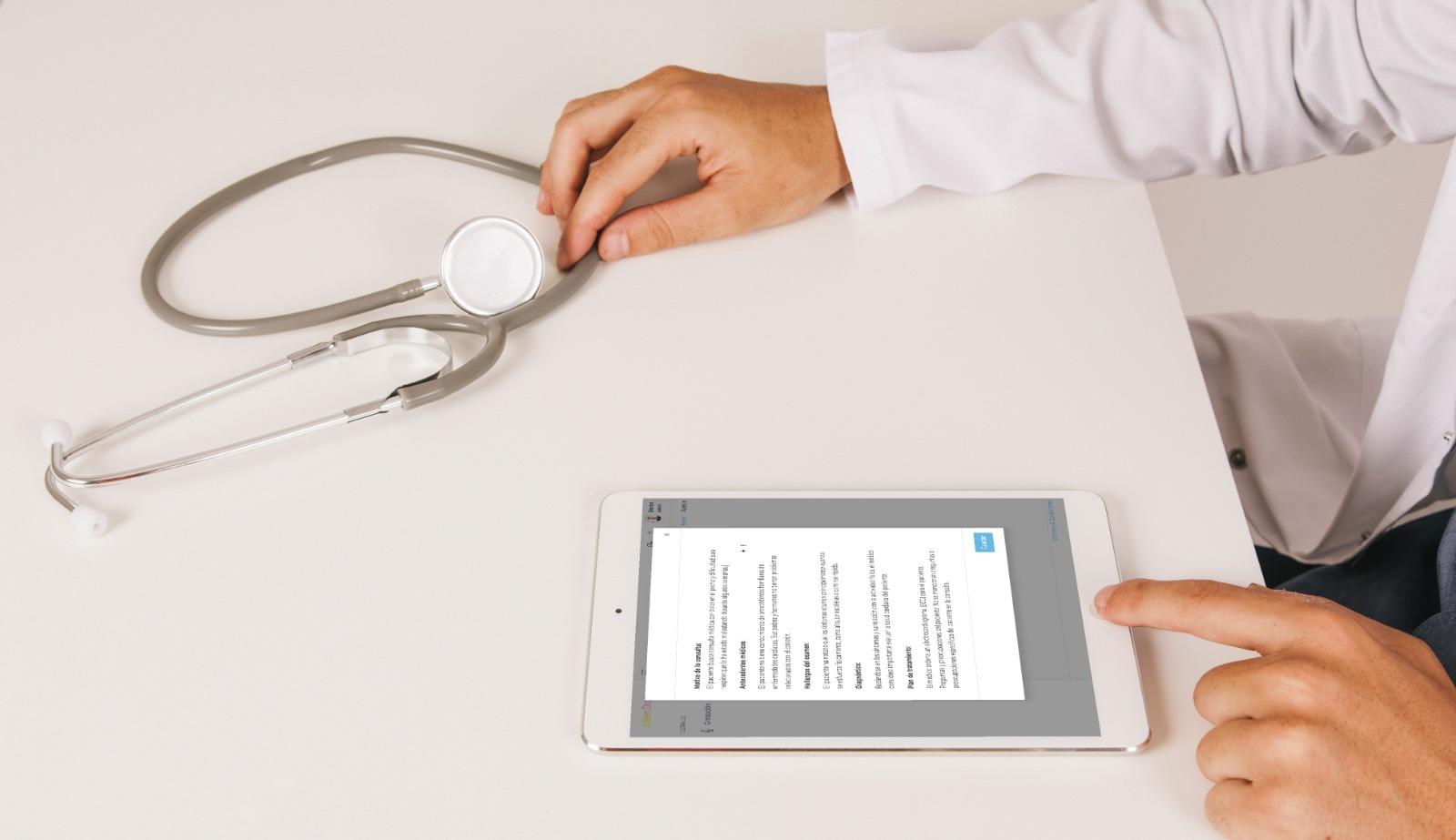 A doctor using a tablet

Description automatically generated
