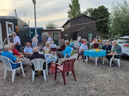 Afbeelding met buitenshuis, hemel, grond, auto  Automatisch gegenereerde beschrijving