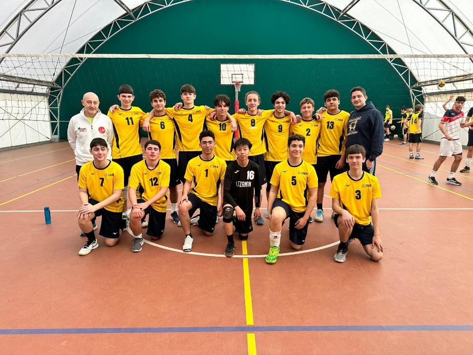 Immagine che contiene persona, sport, calzature, gioco atletico

Descrizione generata automaticamente