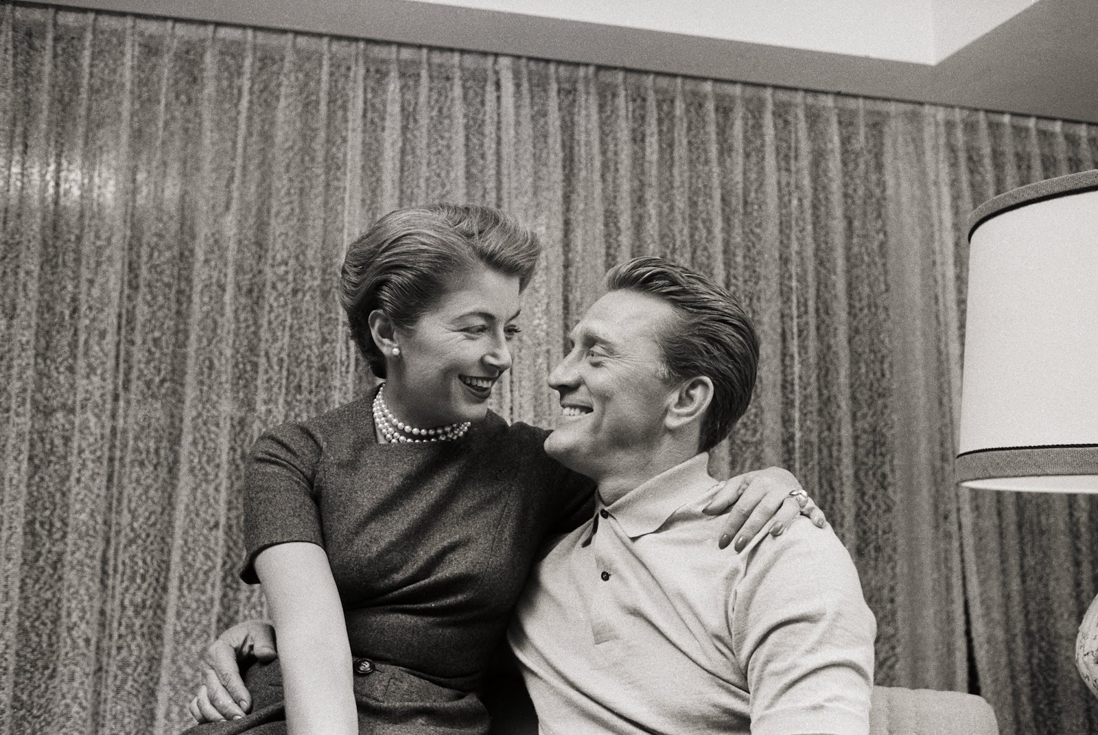 Kirk Douglas et Anne Buydens célébrant la nomination des acteurs pour un prix de l'académie en 1957. | Source : Getty Images