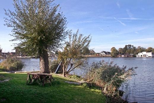 Afbeelding met buitenshuis, hemel, water, gras  Automatisch gegenereerde beschrijving