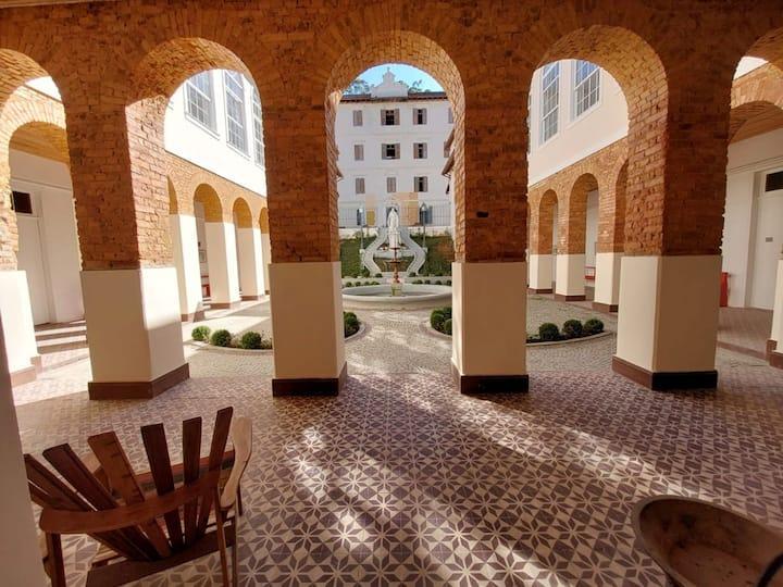 RESIDENCIA SÃO VICENTE patio central 
restaurado y modernizado
(antiguo Seminario São Vicente de Paulo, con estilo francés en 1850).
El uso de los patios es gratuito y compartido.
MANTÉN EL SILENCIO Y LAS UBICACIONES LIMPIAS Y ORGANIZADAS.