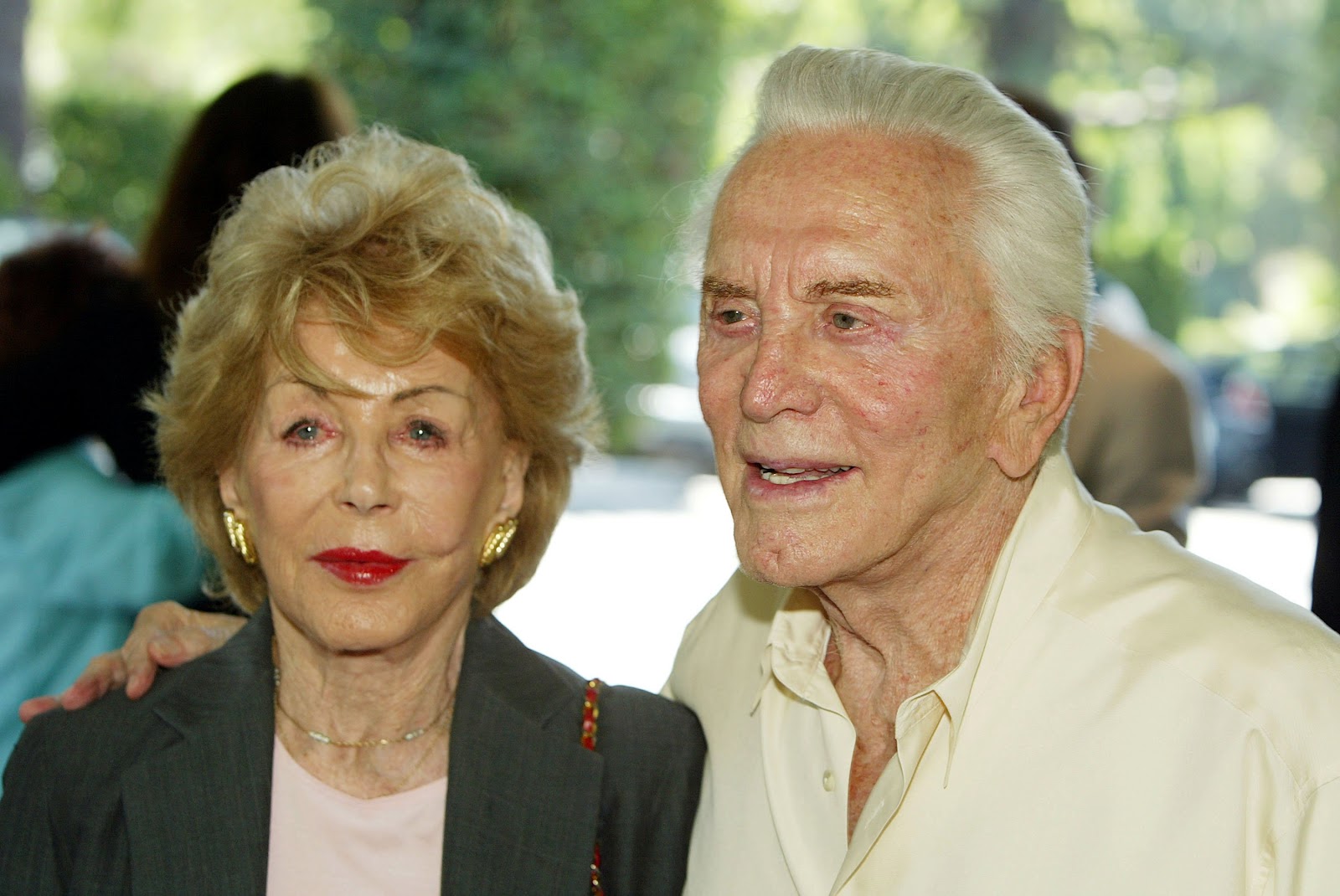 Anne Buyden et Kirk Douglas à Beverley Hills en 2004. | Source : Getty Images