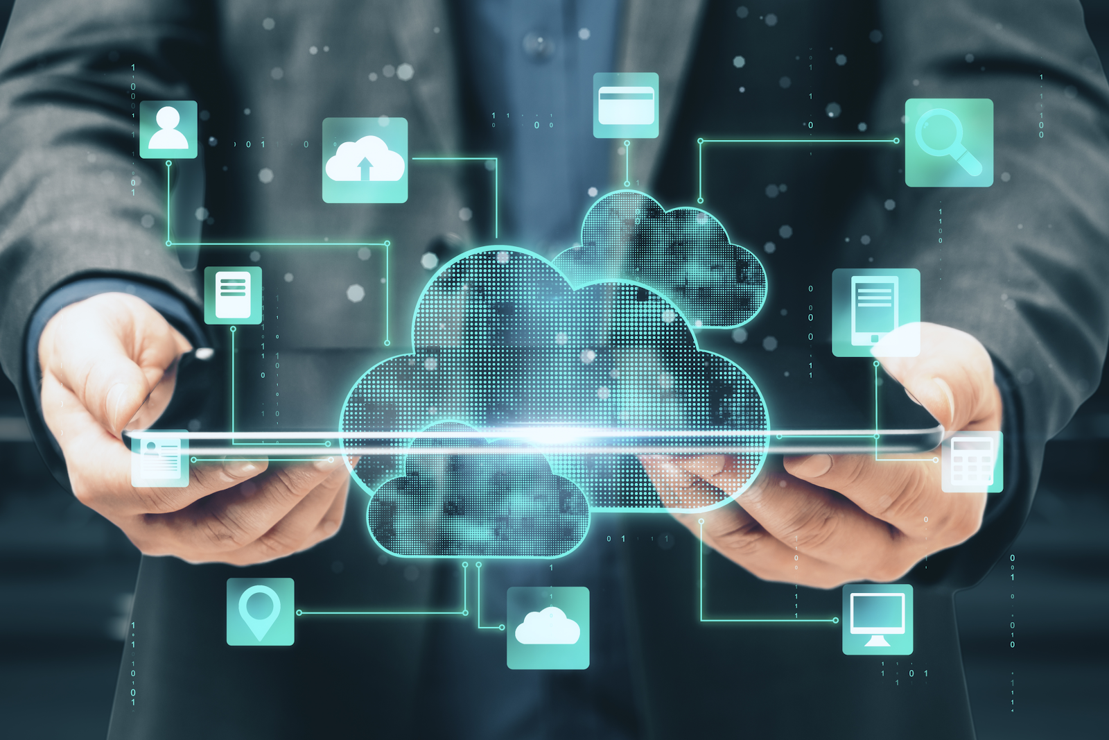 Nahaufnahme Geschäftsmann mit Tablet, Darstellung von Cloud-Infrastruktuer: große Wolke und vielen verzweigten Anwendungen 