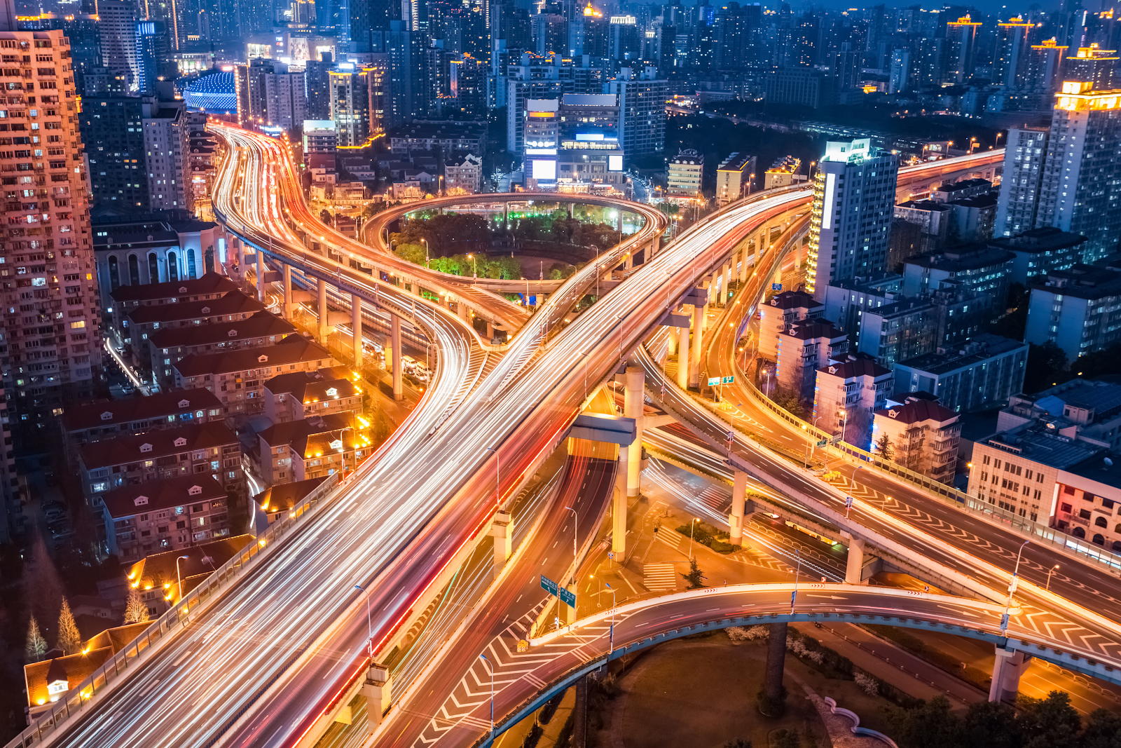 Nahaufnahme Großstadt bei Nacht, beleuchtete Highways, gut ausgebaute Verkehrsinfrastruktur, passender Vergleich für IT-Infrastruktur