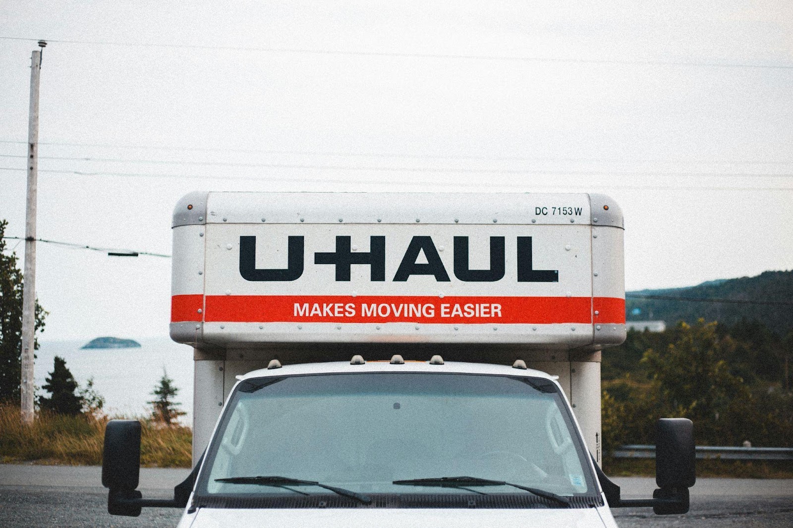 https://unsplash.com/photos/a-white-moving-truck-parked-in-a-parking-lot-is_2lGqtRJg