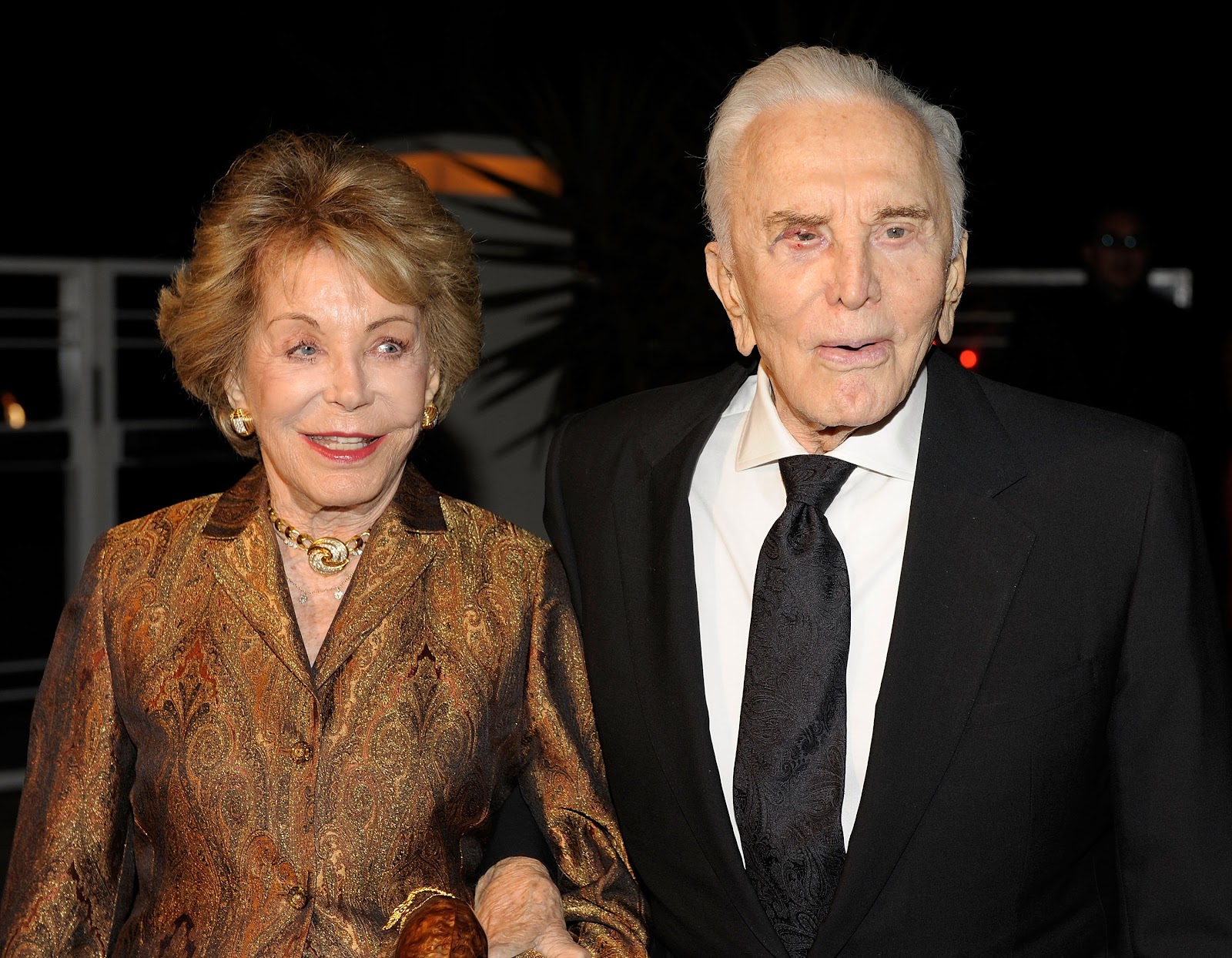 Kirk Douglas and Anne Buydens in California 2009. | Source: Getty Images