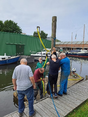 Afbeelding met buitenshuis, hemel, kleding, persoon  Automatisch gegenereerde beschrijving